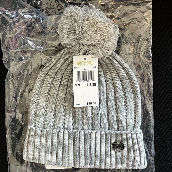 Michael Michael Kors Pom-Pom Knit Beanie Hat NWT Light Gray Winter Hat - Picture 3 of 3